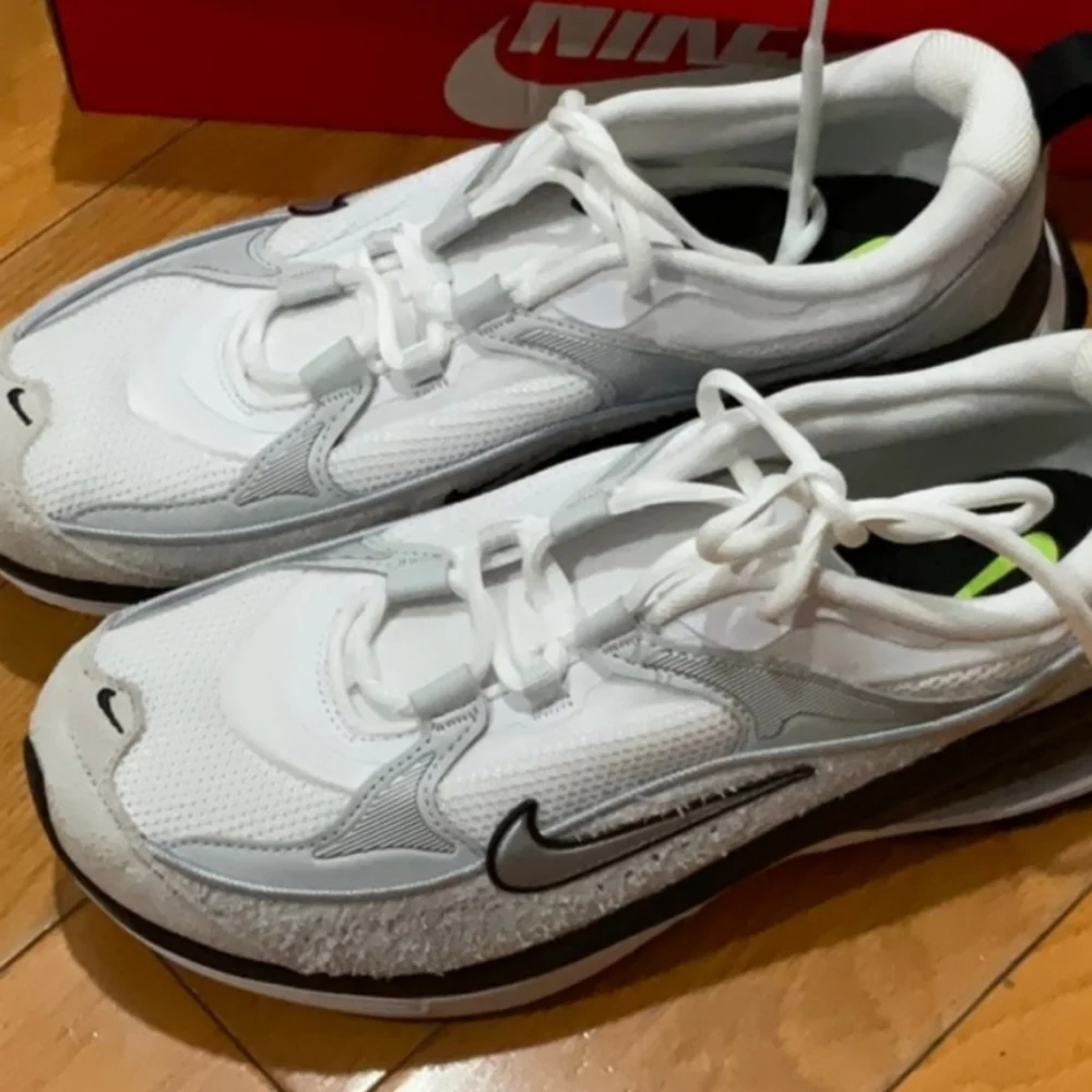 Womens Nike Air Max Bliss Sneakers size 10